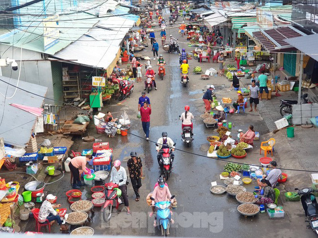 Chợ lớn nhất Phú Quốc nhộn nhịp sau giãn cách xã hội